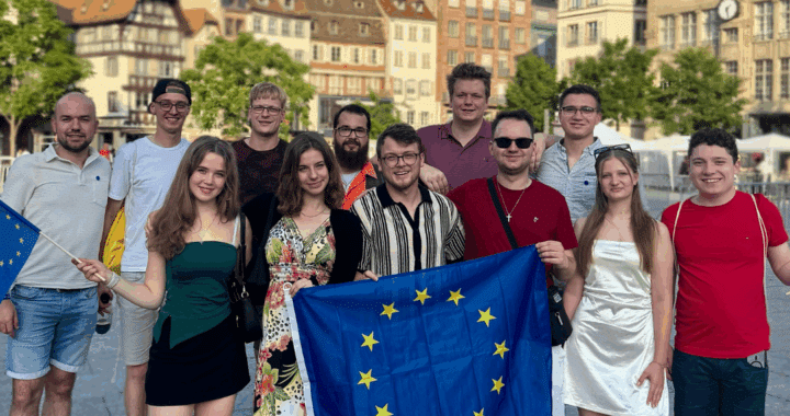 Eine Gruppe Junger Freier Wähler beim Europa-Event in Straßburg. Die Gruppe steht vor den Silhouette der Stadt Straßburg